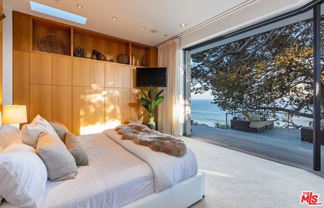 32554 Pacific Coast Highway, Malibu CA: https://media.crmls.org/mediaz/e2e34783-0f65-43ec-929b-99ccaaca3c57.jpg