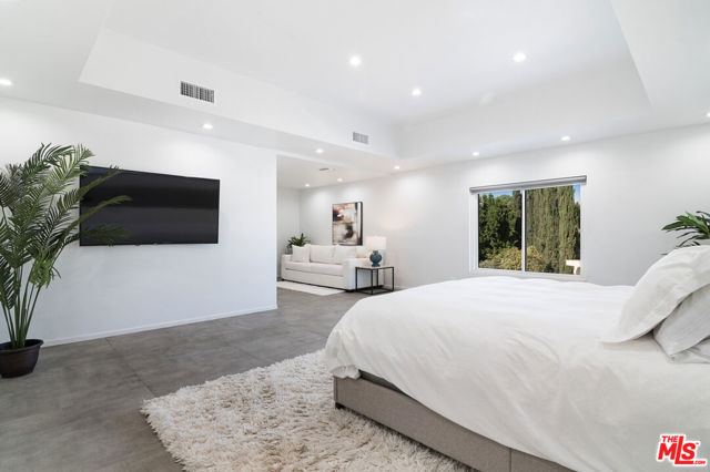 3585 Alana Drive, Sherman Oaks CA: https://media.crmls.org/mediaz/e2e41100-265b-4ac3-838c-9394c56e01c7.jpg