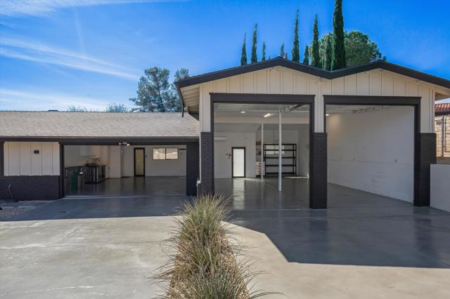 7458 Cardillo Trail, Yucca Valley CA: https://media.crmls.org/mediaz/e2e423ad-ae9e-4700-b2c0-42df166d7e82.jpg