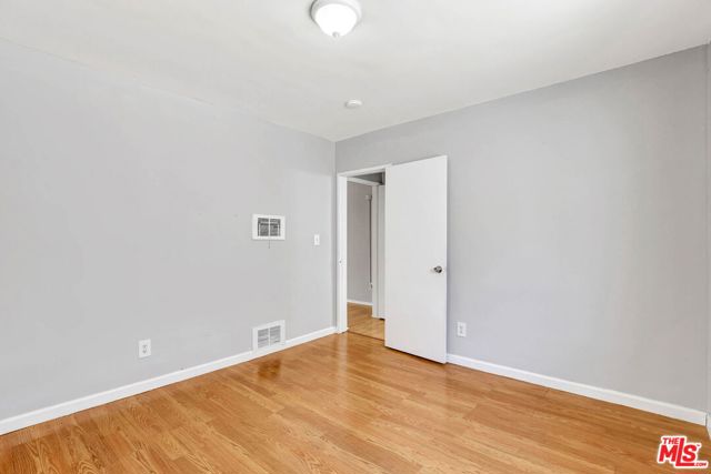1135 E Elk Avenue, Glendale CA: https://media.crmls.org/mediaz/e2e427e5-8248-4e67-bbfb-3678ead7d367.jpg