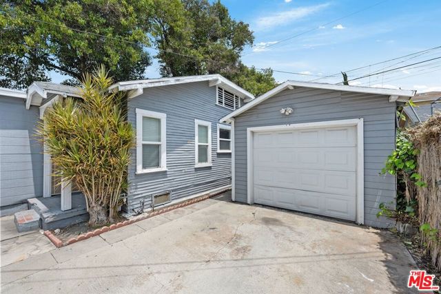 2736 S Cloverdale Avenue, Los Angeles CA: https://media.crmls.org/mediaz/e2e4b1a6-05c4-4dc8-bd25-aebeccdf3294.jpg