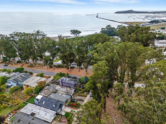 330 Avenue Cabrillo, El Granada CA: https://media.crmls.org/mediaz/e2e5815c-6bf5-4ba1-b26b-25c8e092ee84.jpg