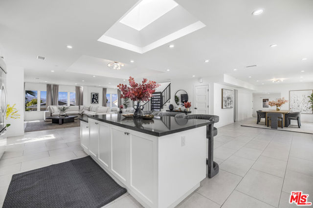 18202 Rancho Street, Tarzana CA: https://media.crmls.org/mediaz/e2e7235c-cfd8-4b68-9881-44b47aeded2d.jpg