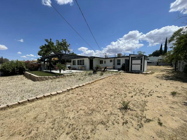 61650 El Reposo Street Street, Joshua Tree CA: https://media.crmls.org/mediaz/e2e767c6-f355-4ca2-86bc-4d36a9fb9e24.jpg