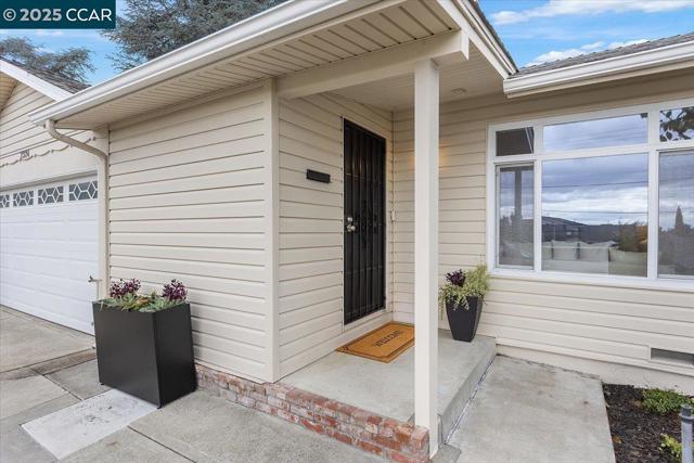 2326 Bramble Ct, Castro Valley CA: https://media.crmls.org/mediaz/e2e7c908-50f7-48a9-8e1b-2aa655b3cec3.jpg