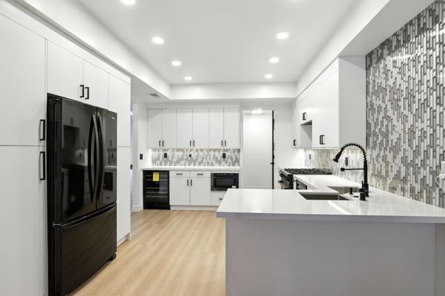 4728 Park Encino Lane, Encino CA: https://media.crmls.org/mediaz/e2e7e6ea-2f85-4ede-952a-d6727b8451e8.jpg
