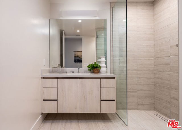 411 S Hamel Road, Los Angeles CA: https://media.crmls.org/mediaz/e2e8011a-bc19-4d26-b3f1-81e6822ec18b.jpg