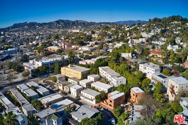 3365 Hamilton Way, Los Angeles CA: https://media.crmls.org/mediaz/e2e88043-a26d-4e5e-9905-638fda7437ad.jpg