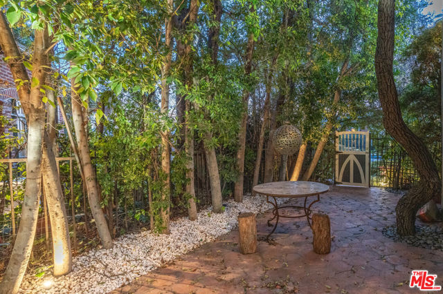 340 S Plymouth Boulevard, Los Angeles CA: https://media.crmls.org/mediaz/e2e880c2-1e6f-4449-83cb-636240bddff2.jpg