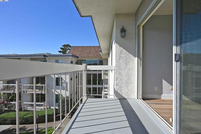 950 Shorepoint Ct, Alameda CA: https://media.crmls.org/mediaz/e2e8842a-9e95-419c-8b99-255be291d60e.jpg