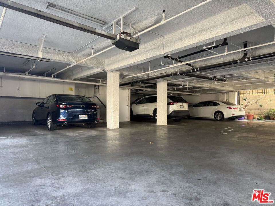 https://media.crmls.org/mediaz/e2e8f752-a504-487a-8eba-5b0d6b441b4e.jpg?preset=X-Large