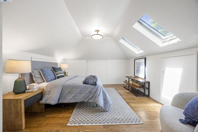 898 Union St, Alameda CA: https://media.crmls.org/mediaz/e2e8ff17-6d0c-4f5c-9099-f1f28c96dd0f.jpg