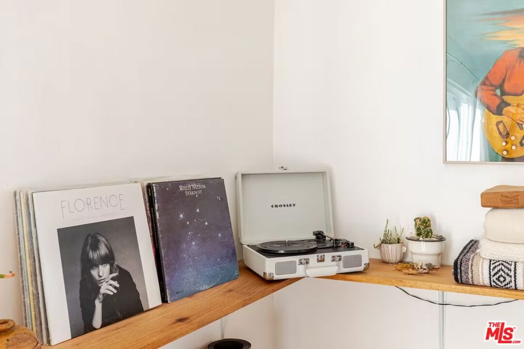 https://media.crmls.org/mediaz/e2e924e3-f1d3-402e-b571-3375c57b25a3.jpg?preset=X-Large