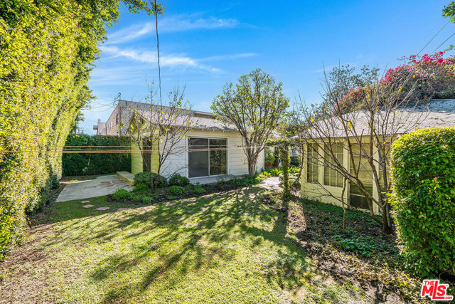 10941 Peach Grove Street, Toluca Lake CA: https://media.crmls.org/mediaz/e2e9cdcc-d17c-4138-909a-11e9fb6be505.jpg
