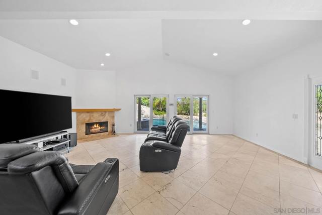 2492 Royal Saint James Dr, El Cajon CA: https://media.crmls.org/mediaz/e2eb923c-42a6-4310-94db-40aac0102814.jpg