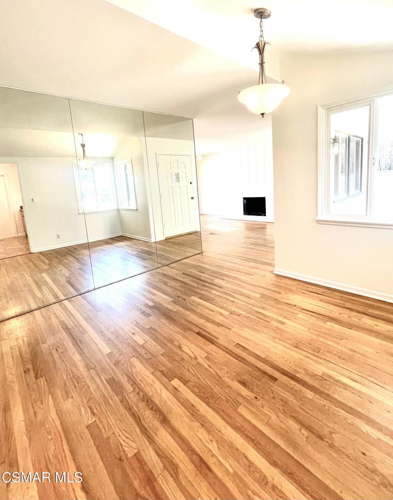 https://media.crmls.org/mediaz/e2ec8d40-b951-4fa5-87f0-a1a8fa511bb9.jpg?preset=X-Large