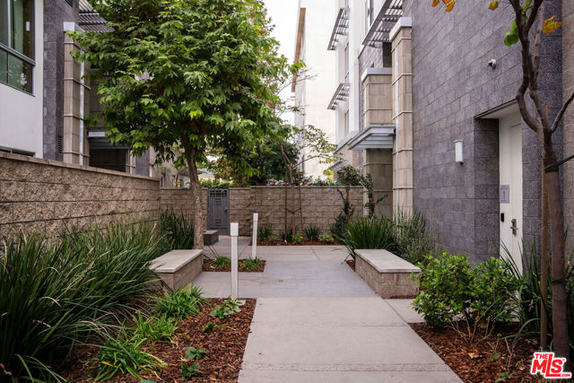 460 N Palm Drive, Beverly Hills CA: https://media.crmls.org/mediaz/e2ed263c-9364-430f-94fa-37c42ed12685.jpg