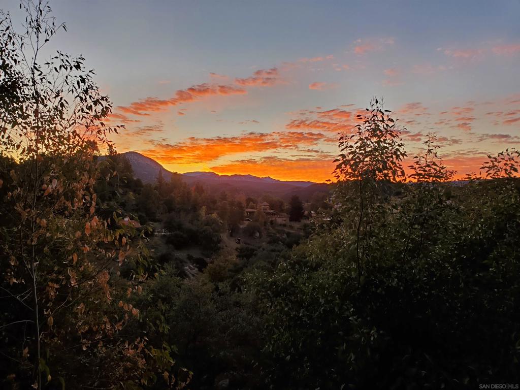 https://media.crmls.org/mediaz/e2ed369c-096e-45da-860b-45b8eac1fad3.jpg?preset=X-Large