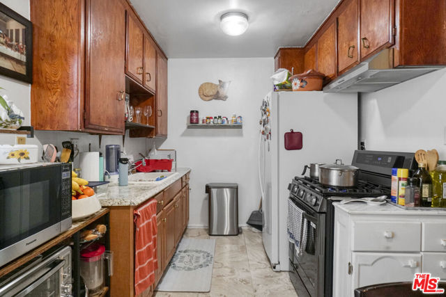 2038 S Holt Avenue, Los Angeles CA: https://media.crmls.org/mediaz/e2ed3c41-6f0e-455b-a662-48a15ebd899e.jpg