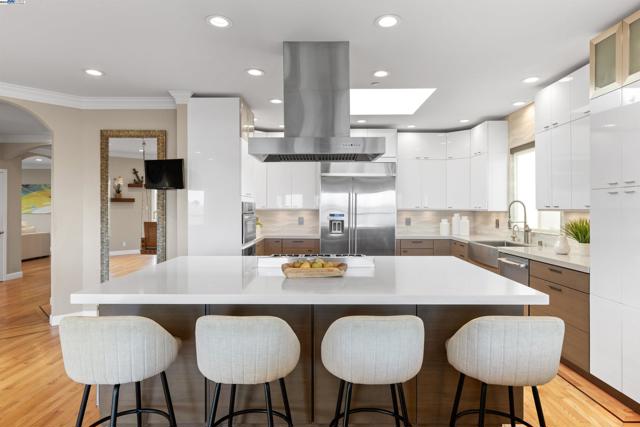 674 Corona Dr, Pacifica CA: https://media.crmls.org/mediaz/e2ed4dcc-5531-4a00-8393-3fe9f0d4e067.jpg