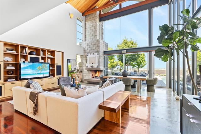 5259 Pacifica Dr, San Diego CA: https://media.crmls.org/mediaz/e2edab33-2e68-45ee-8f7c-82fcdef1027c.jpg