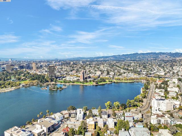 400 Wayne Ave, Oakland CA: https://media.crmls.org/mediaz/e2ee4960-fcc2-414f-beea-a5f0b1ef8c59.jpg