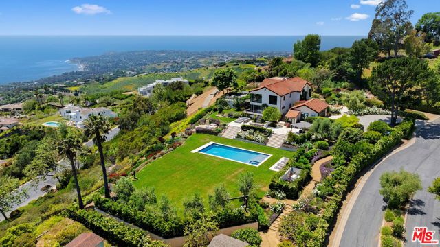 27450 Calicut Road, Malibu CA: https://media.crmls.org/mediaz/e2ee773e-1292-4a53-b3a5-914099b26996.jpg