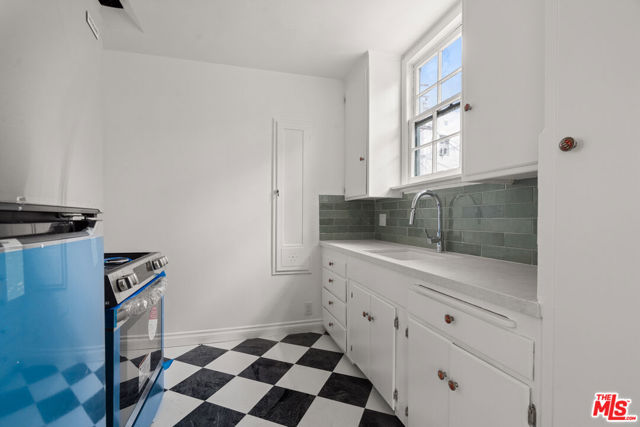 148 S Mccarty Drive, Beverly Hills CA: https://media.crmls.org/mediaz/e2efd1dd-0232-45ad-92f3-3051bd239ed1.jpg