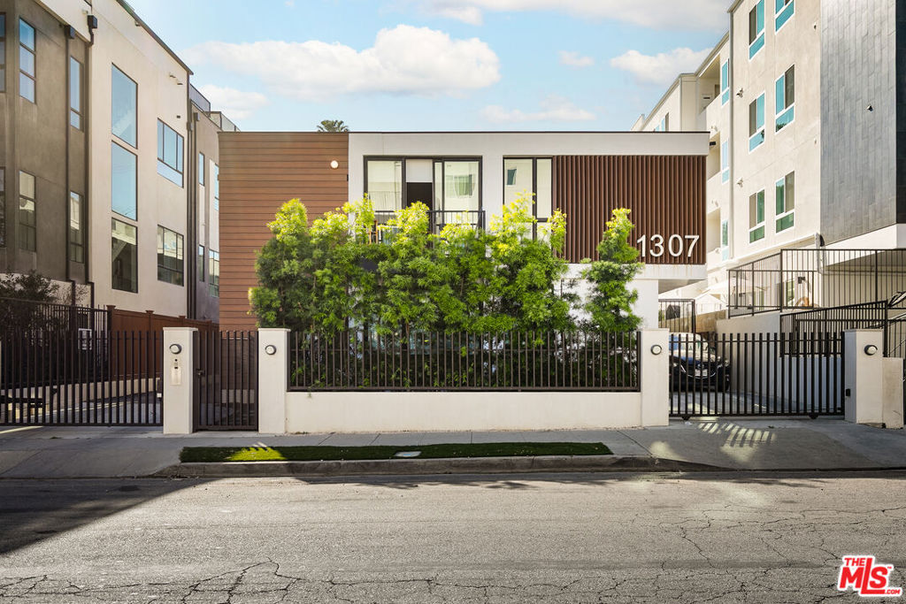 1307 Tamarind Avenue #2