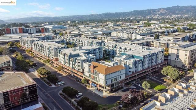 6400 Christie AVE, Emeryville CA: https://media.crmls.org/mediaz/e2f03251-acec-4dca-80ee-43e03922c787.jpg