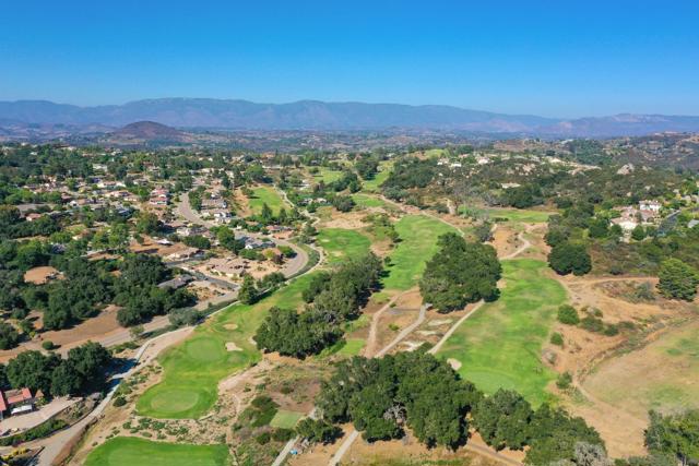 10562 Aspen Gln, Escondido CA: https://media.crmls.org/mediaz/e2f0bfef-ff07-459b-b0d4-82548f06a6a8.jpg