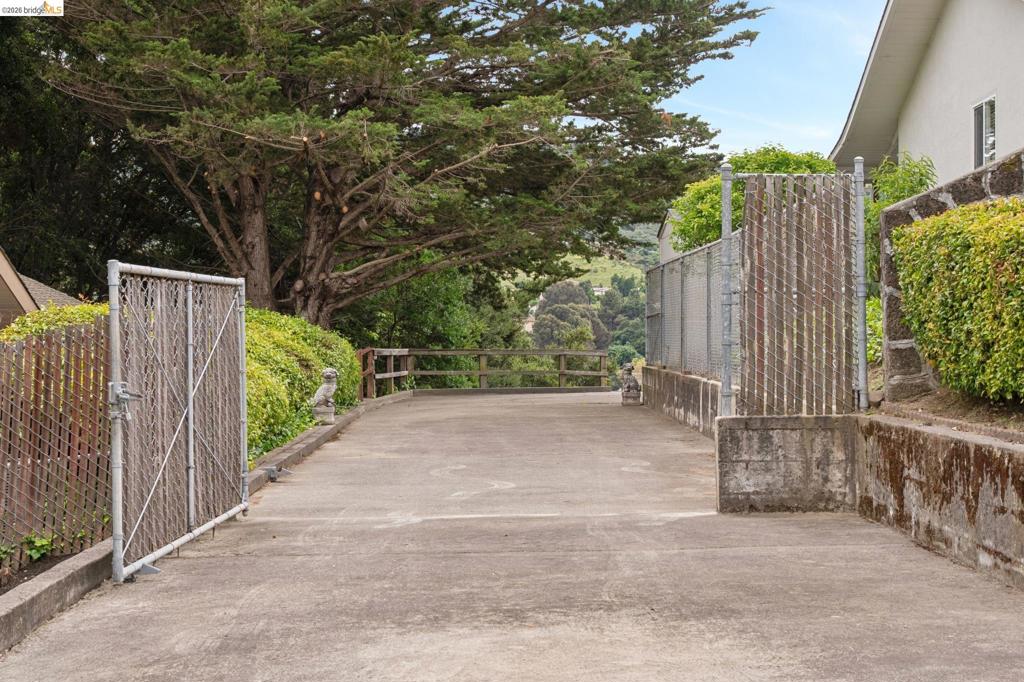 https://media.crmls.org/mediaz/e2f17045-1ea7-4528-89b3-4b6367eb6a9e.jpg?preset=X-Large