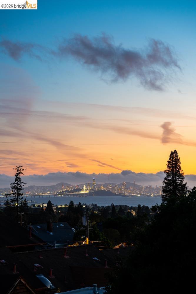 https://media.crmls.org/mediaz/e2f181dd-2ee7-4e07-88f7-5604dcf265ec.jpg?preset=X-Large