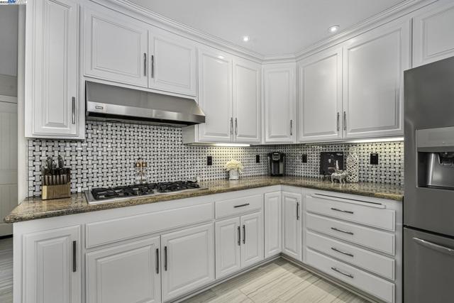 4892 South Pt, Discovery Bay CA: https://media.crmls.org/mediaz/e2f1a39f-49a2-4228-8994-4ec1c070eb42.jpg