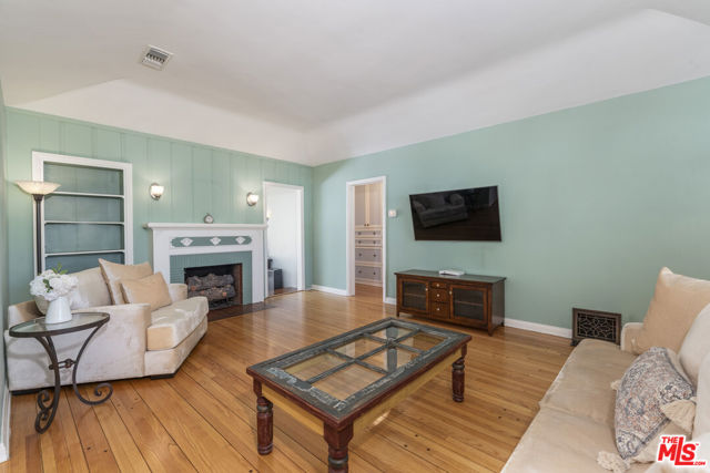 4316 Beeman Avenue, Studio City CA: https://media.crmls.org/mediaz/e2f219b1-c2c6-422d-ab37-8c7f6a46c5e3.jpg