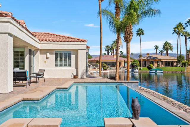 47380 Via Cordova, La Quinta CA: https://media.crmls.org/mediaz/e2f2c99f-fdfc-4bb8-8ff7-b9c25847fbdf.jpg