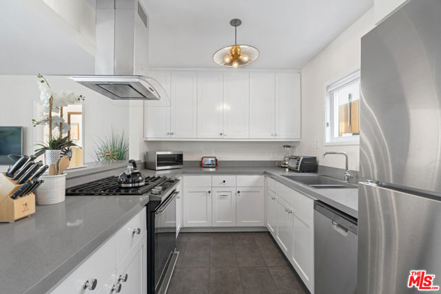 705 6th Avenue, Venice CA: https://media.crmls.org/mediaz/e2f2e5ee-a014-42b2-adf4-b6fc35bb5a9f.jpg