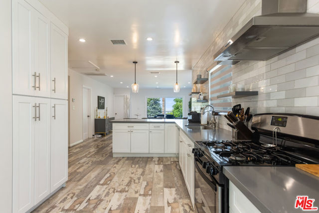 10315 Fairgrove Avenue, Tujunga CA: https://media.crmls.org/mediaz/e2f3d361-51dc-45a1-a9a3-975c97282b08.jpg