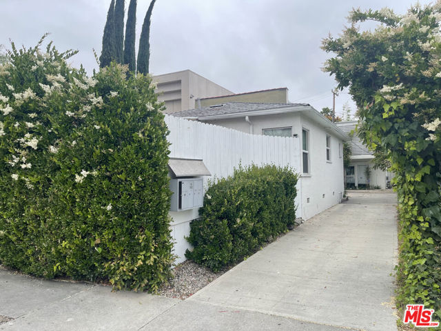 516 N San Vicente Boulevard, West Hollywood CA: https://media.crmls.org/mediaz/e2f3ec84-bf0c-4a12-8a58-9cfc087dda2f.jpg