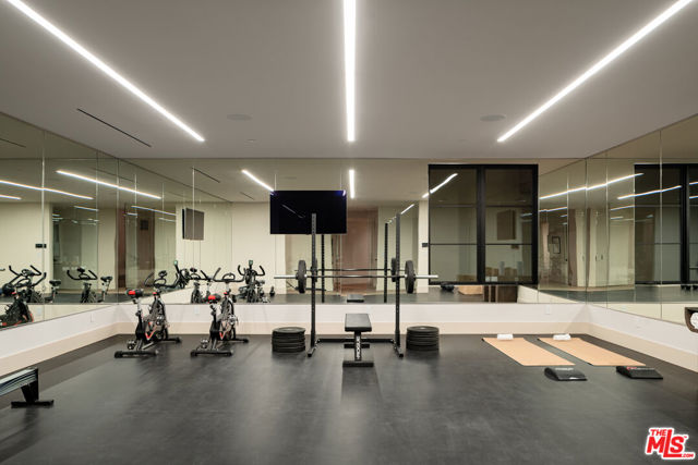 5287 Round Meadow Road, Hidden Hills CA: https://media.crmls.org/mediaz/e2f46d6d-7c11-44b3-b5ec-202e7c35307c.jpg