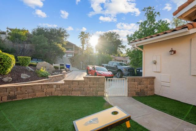 15425 Vista Vicente Dr, San Diego CA: https://media.crmls.org/mediaz/e2f6d79e-de3e-4549-900f-80afafd25174.jpg