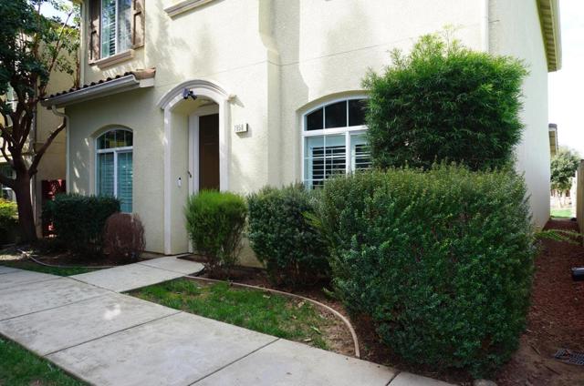 7950 English Oak Circle, Gilroy CA: https://media.crmls.org/mediaz/e2f72707-fe72-4666-887d-c015a149ff3a.jpg