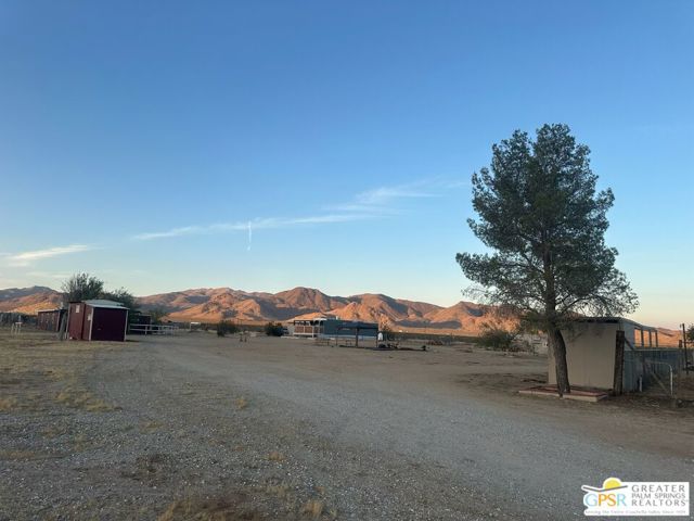 31750 Selmadolph Street, Lucerne Valley CA: https://media.crmls.org/mediaz/e2f7559a-f249-4765-8713-75160c16fed8.jpg