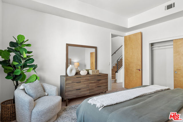 5350 Playa Vista Drive, Playa Vista CA: https://media.crmls.org/mediaz/e2f76118-6a0e-4ced-af6f-15ab41340b31.jpg