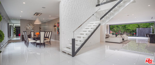 511 N Rexford Drive, Beverly Hills CA: https://media.crmls.org/mediaz/e2f7f0f5-9762-4494-bbdd-db8f5acb570b.jpg