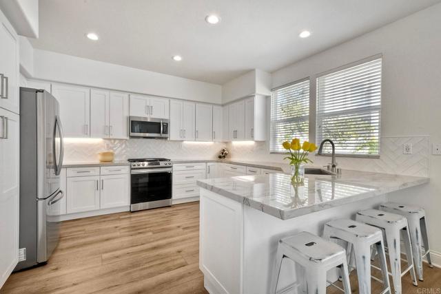 Detail Gallery Image 6 of 29 For 6586 Daylily Dr, Carlsbad,  CA 92011 - 3 Beds | 2/1 Baths