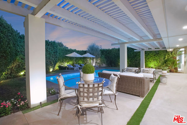 6 Exeter Court, Rancho Mirage CA: https://media.crmls.org/mediaz/e2f98c9b-c0a3-44bd-94eb-19e90488fd87.jpg