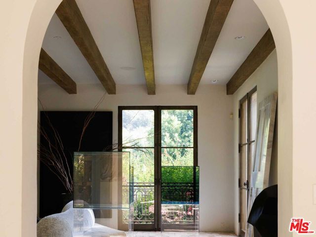 9606 Heather Road, Beverly Hills CA: https://media.crmls.org/mediaz/e2fa0b77-f0ff-418a-b9d8-b010dba2efde.jpg