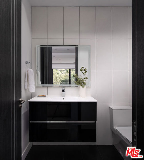 3820 Knobhill Drive, Sherman Oaks CA: https://media.crmls.org/mediaz/e2fa4524-e872-4579-857a-1090304a8d24.jpg