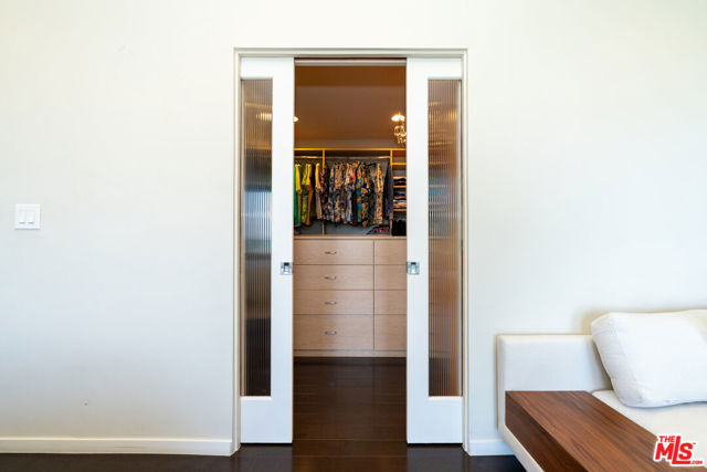 3865 Buena Park Drive, Studio City CA: https://media.crmls.org/mediaz/e2fac5b9-aa81-4af9-b110-948e129afb4d.jpg